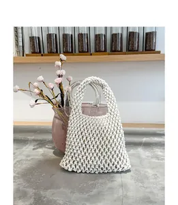 Handgefertigte Makramee-Tasche aus gewebter Baumwolle mit transparentem Innenfutter