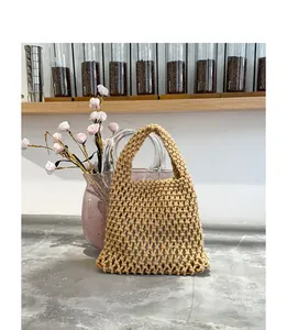 Detailansicht der handgewebten Baumwollseilstruktur dieser stilvollen hohlen Handtasche