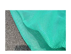 Vista detallada de la textura de la tela de malla verde de este bolso transpirable.