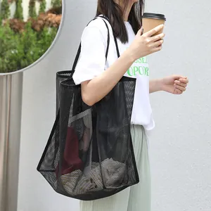 Elegante bolso de malla negra para mujer, ideal para compras y salidas de ocio.