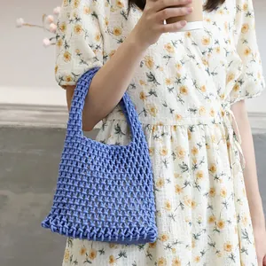 Handgewebte blaue Makramee-Netztasche für Damen im minimalistischen japanischen Stil.