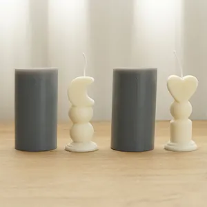 Stampi in silicone per scettri a cuore e luna con candele profumate bianche finite
