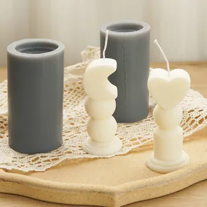 Vista dettagliata degli stampi in silicone per candele a scettro cuore e luna con candele