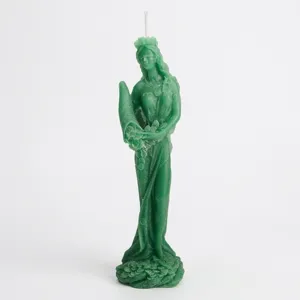 Vista detallada de una vela de aromaterapia verde con forma de diosa de la fortuna