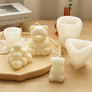 Vista dettagliata di stampi per candele in silicone con candele a forma di orso