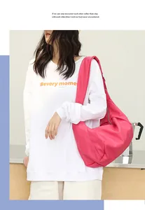 Bolso de hombro hobo de cuero sintético rosa intenso con detalles plisados
