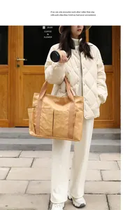 Λεπτομέρεια vintage τσάντας DuPont με πλυμένη υφή και μπροστινές τσέπες.
