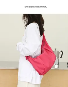Bolso rosa de piel sintética suave llevado por modelo en un entorno minimalista