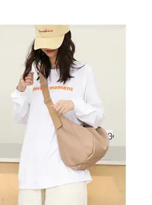 Modelo con un bolso bandolera casual de cuero PU beige con forma de dumpling para mujer