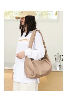 Vista de estilo de vida de un bolso hobo grande de cuero PU beige en una modelo