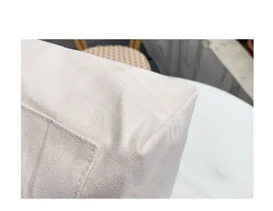 Detailansicht des robusten Segeltuchmaterials und der Nähte einer minimalistischen Tasche.
