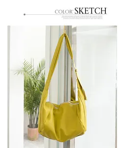 Bolso bandolera amarillo plisado de piel sintética suave colgado en un ambiente moderno