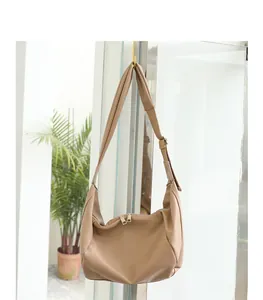Detalle de un bolso hobo minimalista de piel sintética suave con diseño plisado