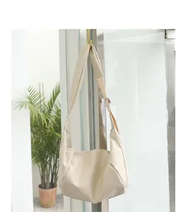Bolso hobo minimalista de piel sintética suave beige con pliegues para mujer vista detalle.