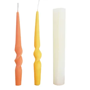 Detalle del molde de silicona para velas en espiral con muestras de cera de colores