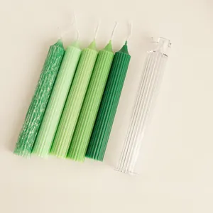 Grüne gerippte Stabkerzen mit transparenter DIY-Acrylform zur Kerzenherstellung