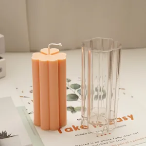 Detail der transparenten kleeblattförmigen Kerzenform mit fertiger orangefarbener Kerze