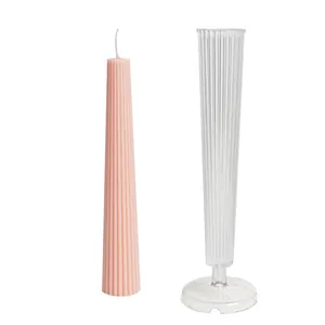 Elegante geriffelte, rosa Stabkerze mit der passenden transparenten DIY-Kunststoffform