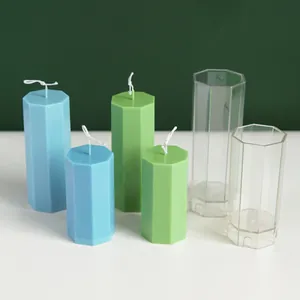Detalle de moldes para velas octagonales y pilares de cera geométricos en colores vibrantes