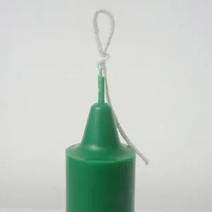 Detail van een groene cilindrische kaarsenvorm met een puntige bovenkant voor DIY kaarsen maken