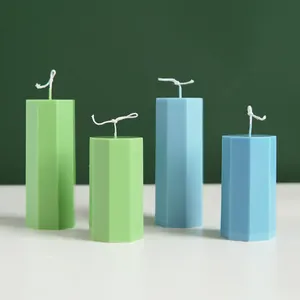 Velas de columna octogonal geométricas en azul y verde de moldes para bricolaje.