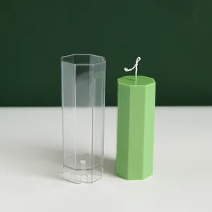 Primer plano del molde para velas octogonal transparente y vela de columna verde terminada