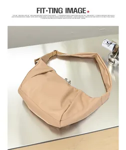 Vista detallada del cuero PU suave plisado en un bolso de hombro kaki minimalista