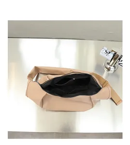Vista detallada del forro interior negro y los bolsillos de este bolso de piel PU beige