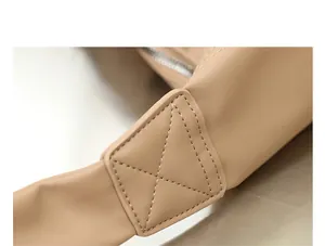 Primer plano detallado de las costuras reforzadas en un bolso de piel sintética beige