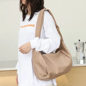 Bolso hobo de cuero de PU suave beige plisado a la moda para mujer con bandolera (85)