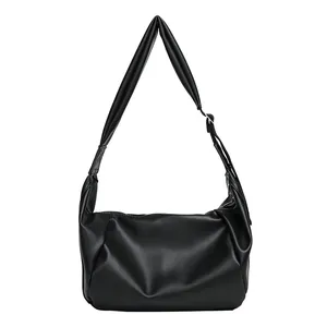 Bolso de hombro de cuero PU suave negro tipo dumpling con pliegues elegantes y diseño retro