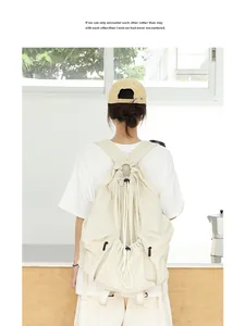 Mochila de nylon crema minimalista con cordón y elegantes detalles de pliegues