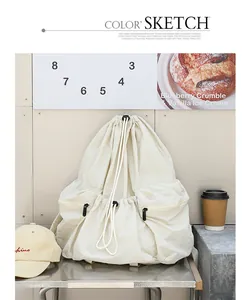 Mochila de nailon crema con cordón y detalles plisados en un entorno de estilo de vida casual
