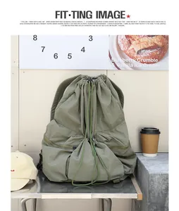 Mochila informal de nailon verde plisado con cordón en un entorno de estilo japonés.