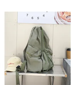 Mochila de nailon plisado verde oliva con cordón, diseño casual estilo japonés.