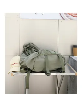 Vista detallada de la tela de nailon plisada verde oliva en esta mochila con cordón