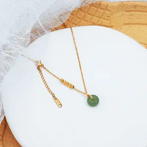 Elegante Nahaufnahme eines minimalistischen Hetian-Jade-Anhängers an einer Goldkette