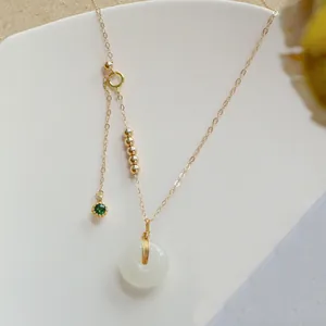 Elegante Hetian Jade Friedensschnalle Halskette mit grünem Edelstein