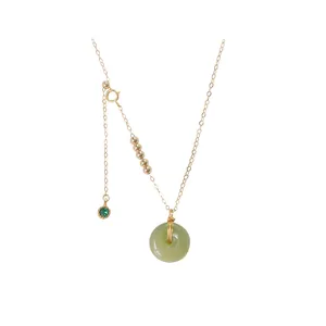 Elegante Hetian Jade Ping An Kou Anhänger Halskette mit einer feinen Goldkette.