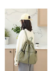 Detailansicht des grünen Nylon-Rucksacks mit Kordelzug im koreanischen Stil
