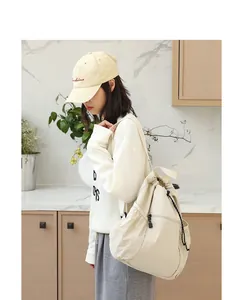 Stylischer cremefarbener Nylon-Rucksack mit Kordelzug für Damen im Innenbereich