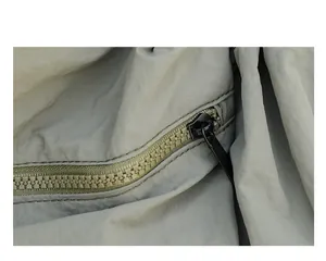 Primer plano de la cremallera y la textura de la tela de nailon plisada de la mochila