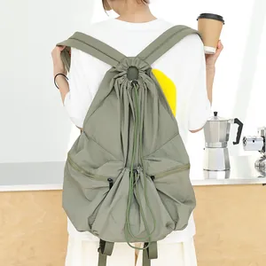 Mochila informal de nailon plisado estilo japonés con cordón en verde oliva para diario.