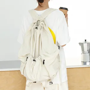 Mochila minimalista japonesa de nailon crema con cordón y diseño plisado para mujer
