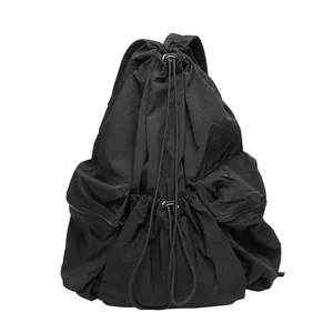 Mochila informal negra de nailon plisado con cordón y estilo japonés