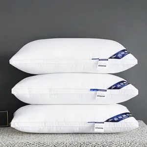 Tres almohadas de hotel de algodón blanco apiladas con diseño de doble borde grueso