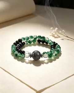 Detailweergave van kralenarmband met mosagaat en obsidiaan en vintage zilveren accenten