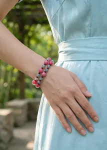Elegantes zweistrangiges Armband mit Naturgranat und rosa Chalcedonperlen am Modell