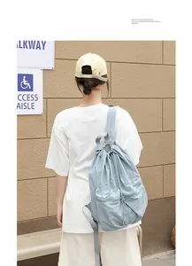 Outdoor-Lifestyle-Aufnahme eines modischen blauen Nylon-Rucksacks mit Kordelzug-Design