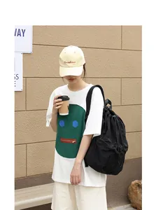 Asiatisches Model mit einem modischen schwarzen Falten-Nylon-Rucksack mit Kordelzug